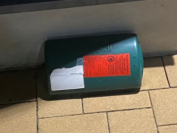 Foto: Manuel Denkwitz Box mit Rattengift auf einem öffentlich zugänglichen Frankfurter Sportplatz