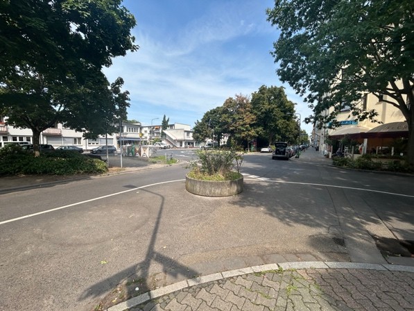 Die Situation ist an dieser Stelle sehr komplex und für Kinder nicht leicht zu durchschauen, weil die Autos aus drei Richtungen kommen können. – Foto: privat