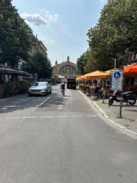 Immer wieder fahren Autofahrende in diese zwar durch Verkehrszeichen kenntlich gemachte, aber durch den Straßenbelag nicht deutlich erkennbare Fußgängerzone. – Foto: privat