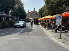 Immer wieder fahren Autofahrende in diese zwar durch Verkehrszeichen kenntlich gemachte, aber durch den Straßenbelag nicht deutlich erkennbare Fußgängerzone. – Foto: privat