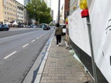 Mit einem Kinderwagen oder Rollstuhl besteht kein Durchkommen. Fußgehende müssen bei Entgegenkommenden auf die Straße treten. - Foto: privat