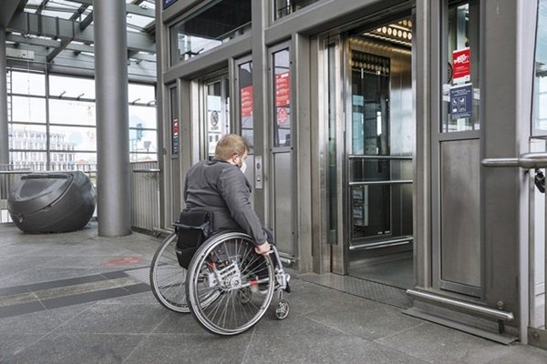 Bild: Alexander Mitsch (Beispiel Aufzug S-Bahnhof Berlin)