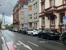 Die drei bisherigen PKW-Ladestationen in der Windmühlstraße sind ausgelastet und decken bei weitem nicht mehr den Bedarf. – Foto: privat