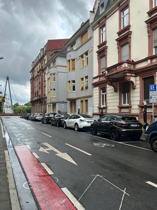 Die drei bisherigen PKW-Ladestationen in der Windmühlstraße sind ausgelastet und decken bei weitem nicht mehr den Bedarf. – Foto: privat
