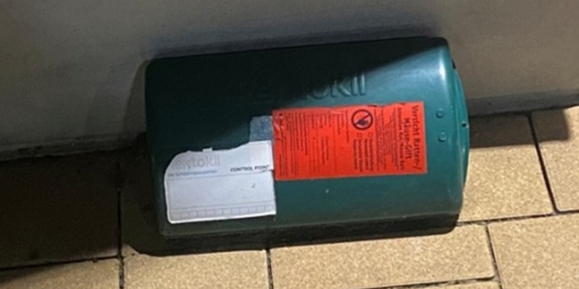 Foto: Manuel Denkwitz Box mit Rattengift auf einem öffentlich zugänglichen Frankfurter Sportplatz 