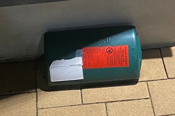 Foto: Manuel Denkwitz Box mit Rattengift auf einem öffentlich zugänglichen Frankfurter Sportplatz 